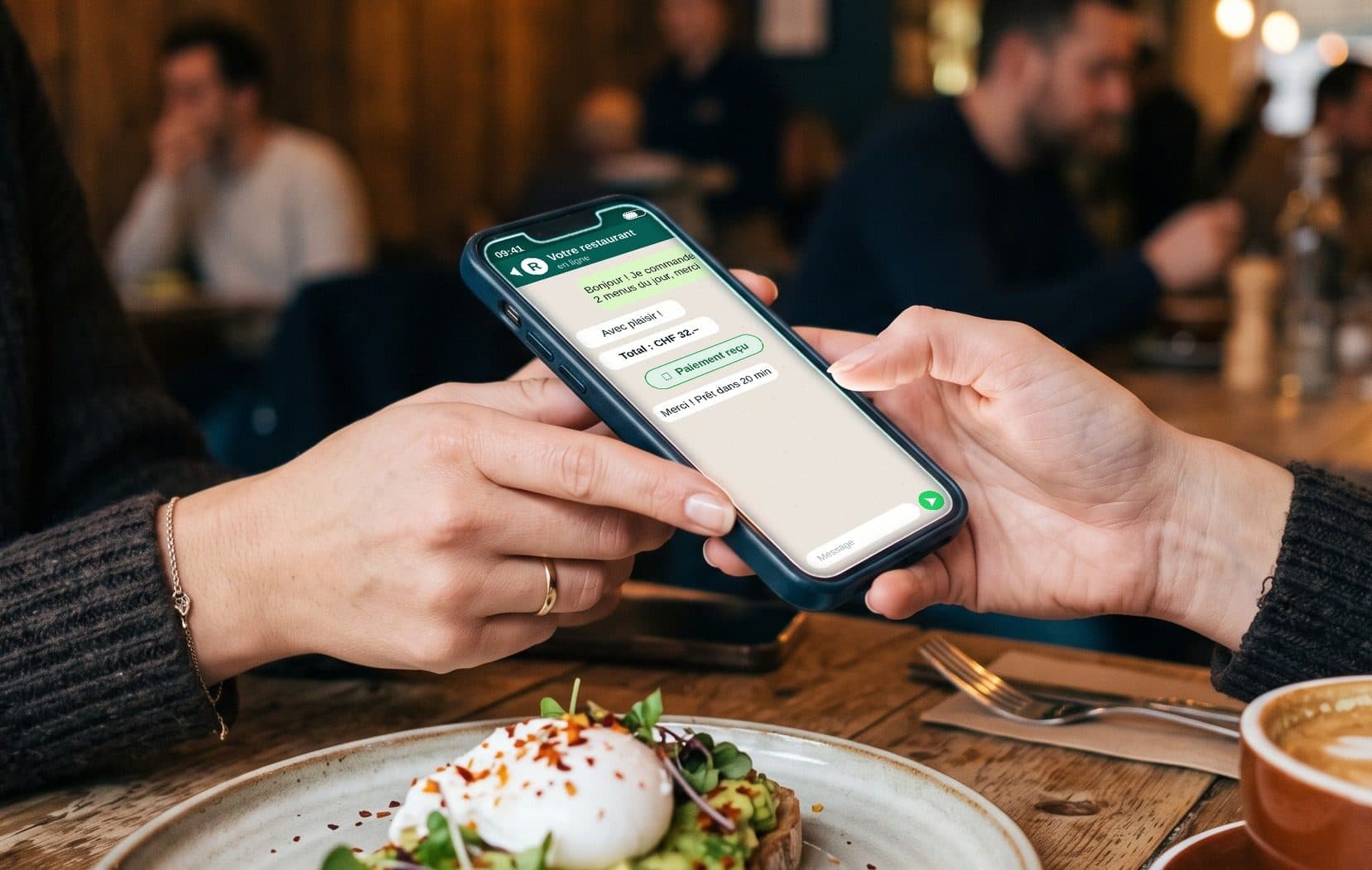 Cliente qui commande et paie un repas par WhatsApp au restaurant